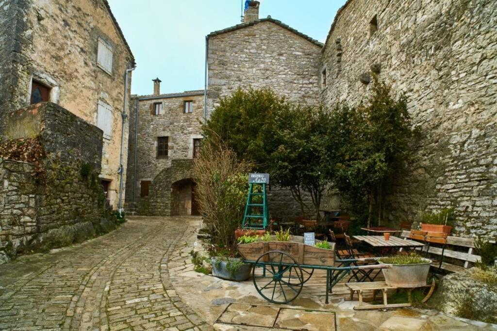 T 2 Dans Village Vacances 3 *** A Saint Geniez 2 Piscines Chauffee Pierrefiche  Kültér fotó